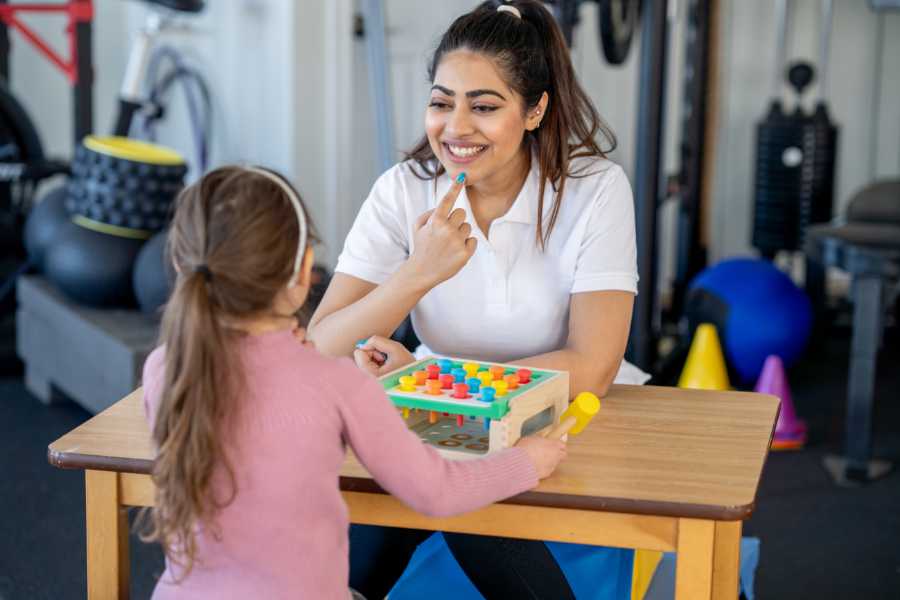 Logopeda trabajando las causas de tartamudear en niños