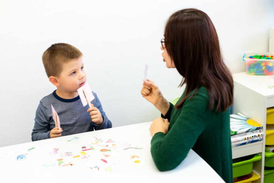 Logopeda ayudando a un niño con problemas de tartamudez
